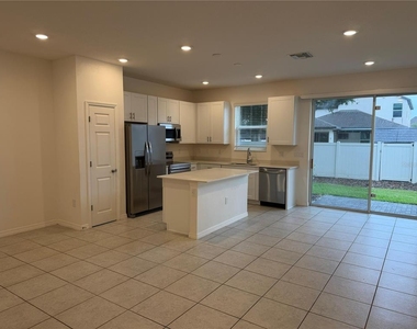 1305 Stockwell Avenue - Photo Thumbnail 2