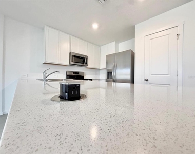 836 Lynx Street - Photo Thumbnail 5