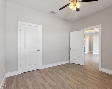 802 James Drive - Photo Thumbnail 17
