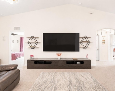 18 Bishop Lane - Photo Thumbnail 8