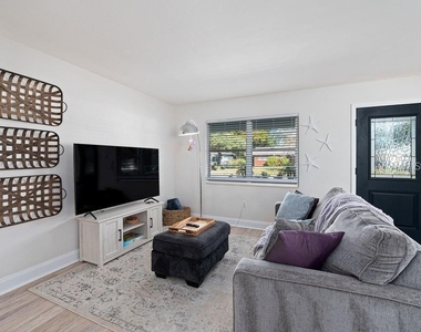2676 Martin Street - Photo Thumbnail 3