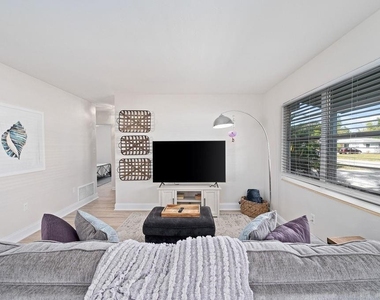 2676 Martin Street - Photo Thumbnail 4