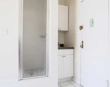 1427 York Avenue - Photo Thumbnail 3