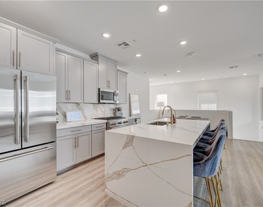 600 N Carriage Hill Drive - Photo Thumbnail 4