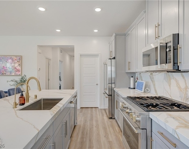 600 N Carriage Hill Drive - Photo Thumbnail 3
