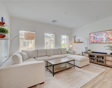 600 N Carriage Hill Drive - Photo Thumbnail 11