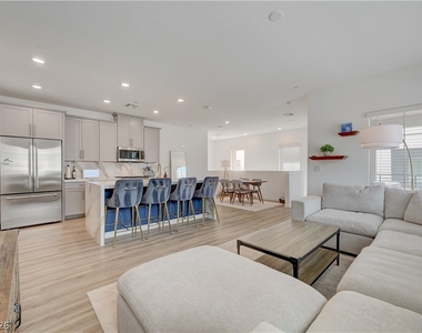 600 N Carriage Hill Drive - Photo Thumbnail 2
