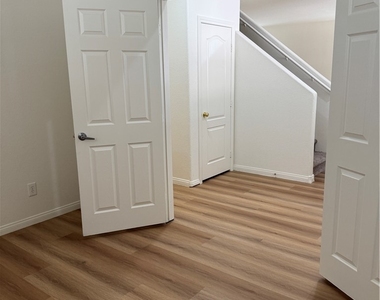 3308 Barada Heights Avenue - Photo Thumbnail 2