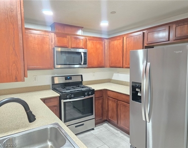 6868 Sky Pointe Drive - Photo Thumbnail 14