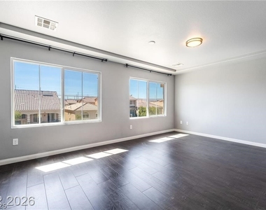 5282 Ledgewood Creek Avenue - Photo Thumbnail 11