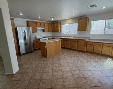 718 Thornford Street - Photo Thumbnail 8