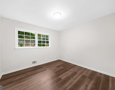 3022 Hillwood Drive Nw - Photo Thumbnail 10