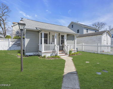 304 1/2 13th Avenue - Photo Thumbnail 2