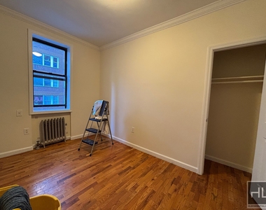 West 45 Street - Photo Thumbnail 3
