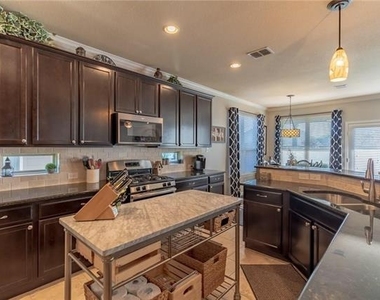 809 Park Place Lane - Photo Thumbnail 5