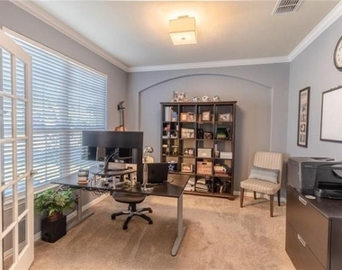 809 Park Place Lane - Photo Thumbnail 3