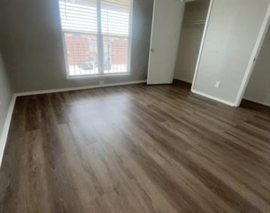 1104 Southmoor Drive - Photo Thumbnail 4