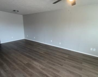 1104 Southmoor Drive - Photo Thumbnail 8