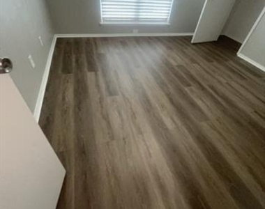 1104 Southmoor Drive - Photo Thumbnail 2