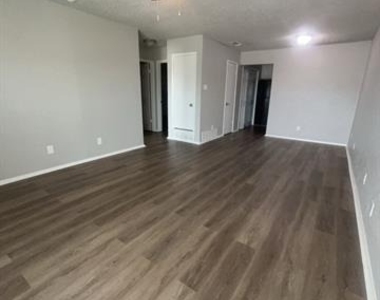 1104 Southmoor Drive - Photo Thumbnail 5