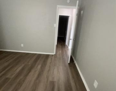 1104 Southmoor Drive - Photo Thumbnail 3