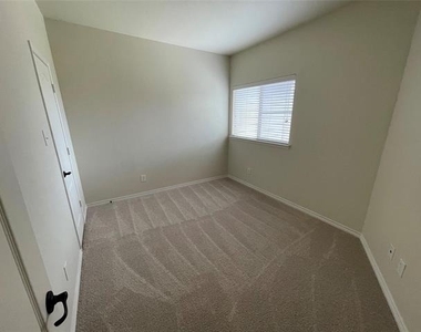 4240 Comanche Drive - Photo Thumbnail 10