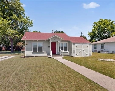 913 17th Street - Photo Thumbnail 2