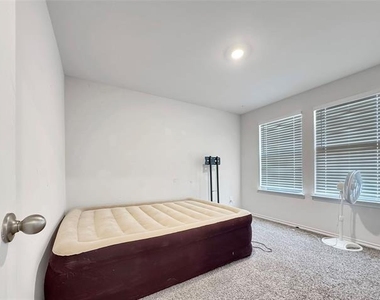 3204 Stanley Street - Photo Thumbnail 21