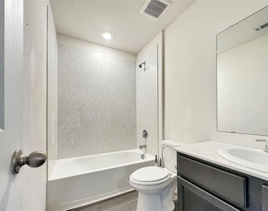 3204 Stanley Street - Photo Thumbnail 3