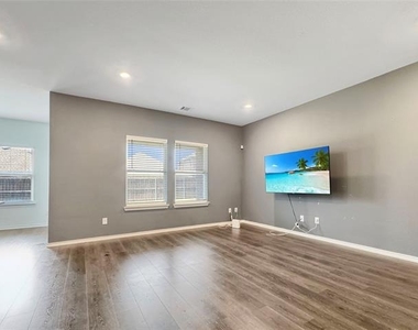 3204 Stanley Street - Photo Thumbnail 5