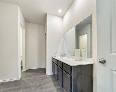 3204 Stanley Street - Photo Thumbnail 9
