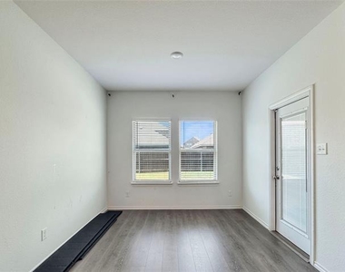 3204 Stanley Street - Photo Thumbnail 8