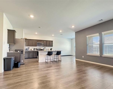 3204 Stanley Street - Photo Thumbnail 2
