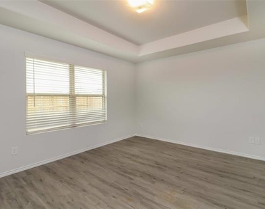 8220 Runner Oak - Photo Thumbnail 6