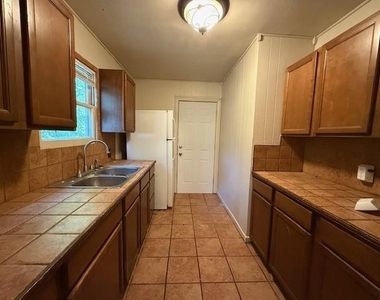 3250 College Street - Photo Thumbnail 4