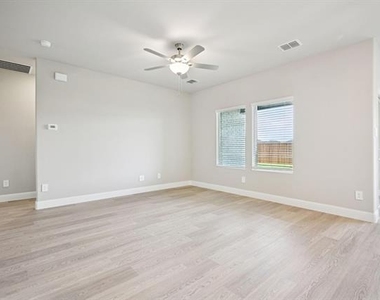 718 London Town Lane - Photo Thumbnail 3