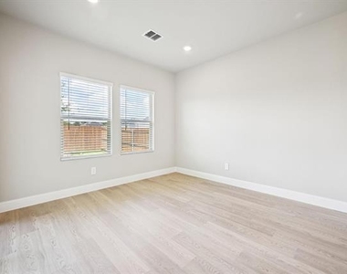 718 London Town Lane - Photo Thumbnail 4