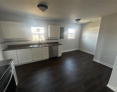 1742 Victoria Street - Photo Thumbnail 4
