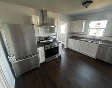 1742 Victoria Street - Photo Thumbnail 3