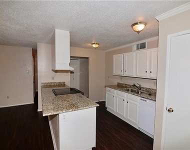 556 Hanover Drive - Photo Thumbnail 2