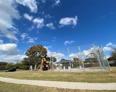 556 Hanover Drive - Photo Thumbnail 4