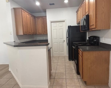 8745 Manhattan Avenue - Photo Thumbnail 4