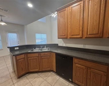 8745 Manhattan Avenue - Photo Thumbnail 5