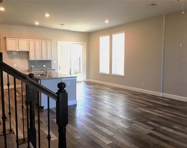 1353 Elaine Drive - Photo Thumbnail 12