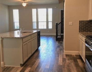 1353 Elaine Drive - Photo Thumbnail 8
