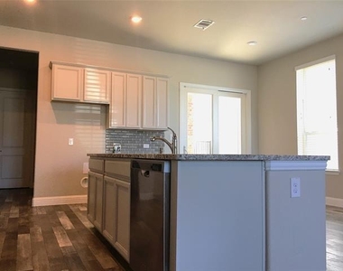 1353 Elaine Drive - Photo Thumbnail 7