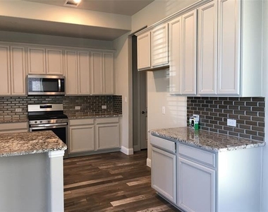 1353 Elaine Drive - Photo Thumbnail 4