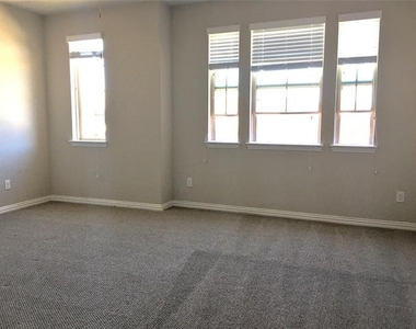 1353 Elaine Drive - Photo Thumbnail 15