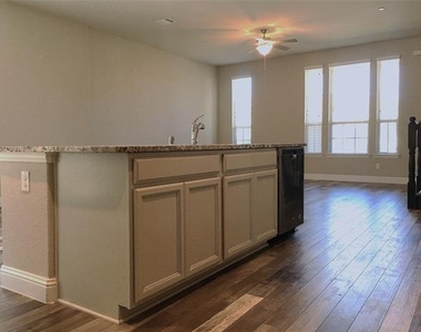 1353 Elaine Drive - Photo Thumbnail 6