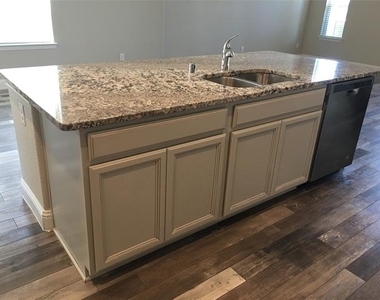 1353 Elaine Drive - Photo Thumbnail 10
